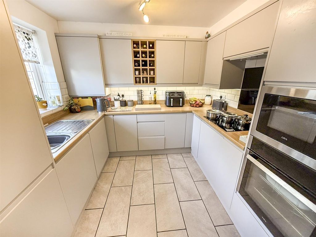 Property photo 3 of 14 Kitchen