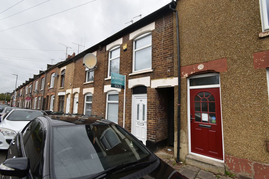 Property photo 1 of 7 2 Bedroom Flat For Sale In Hayes