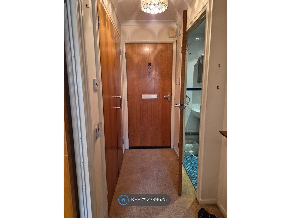 Property photo 2 of 11 Entrance Hall