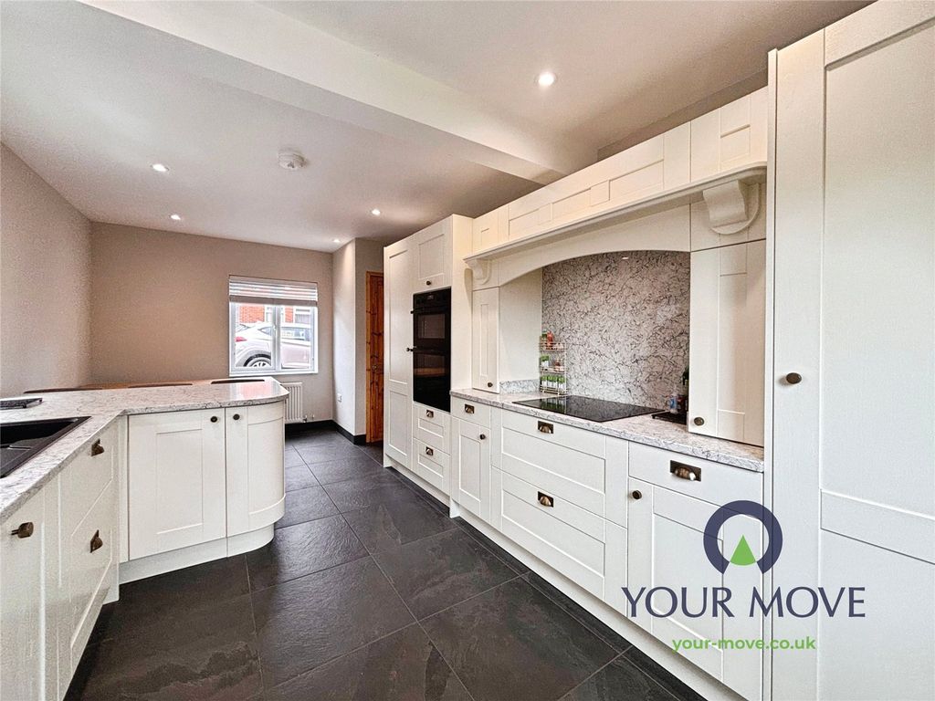 Property photo 3 of 17 Kitchen