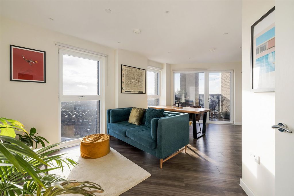 Property photo 1 of 34 Green Ferry Way, E17