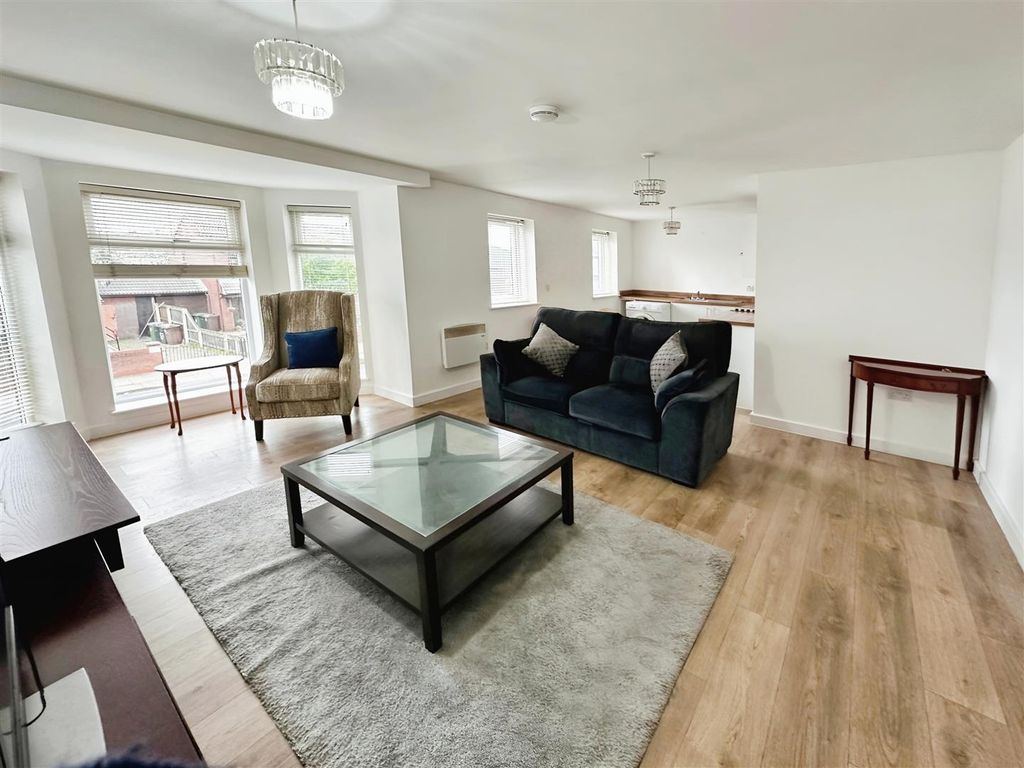 Property photo 2 of 17 Lounge