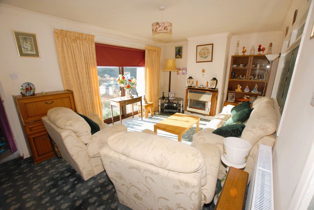 Property photo 3 of 11 Sitting Room