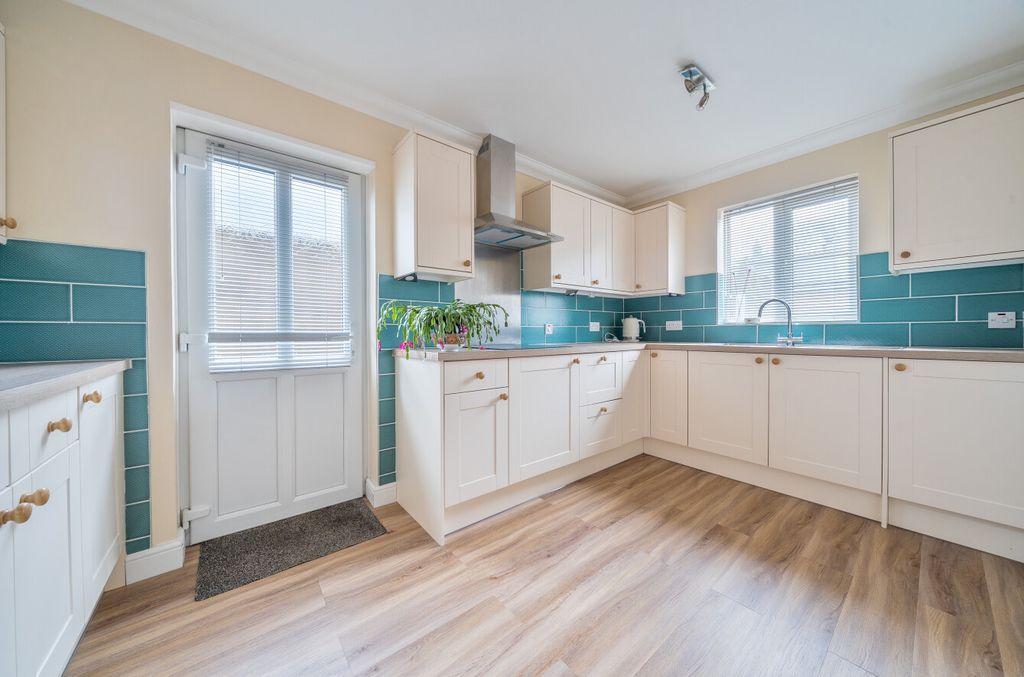 Property photo 3 of 17 1401372-17-696E3F...