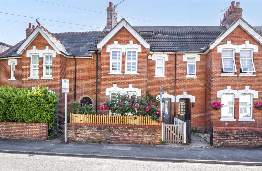 Property photo 1 of 19 Salterns Road