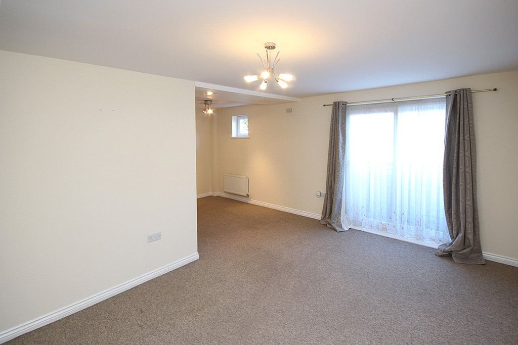 Property photo 3 of 10 Lounge 2