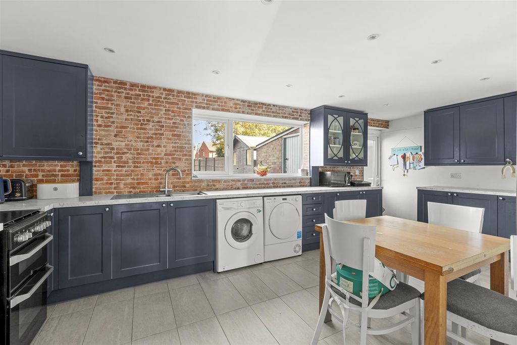 Property photo 3 of 13 27 Rugwood Road, Hp10 9Ha-5.Jpg