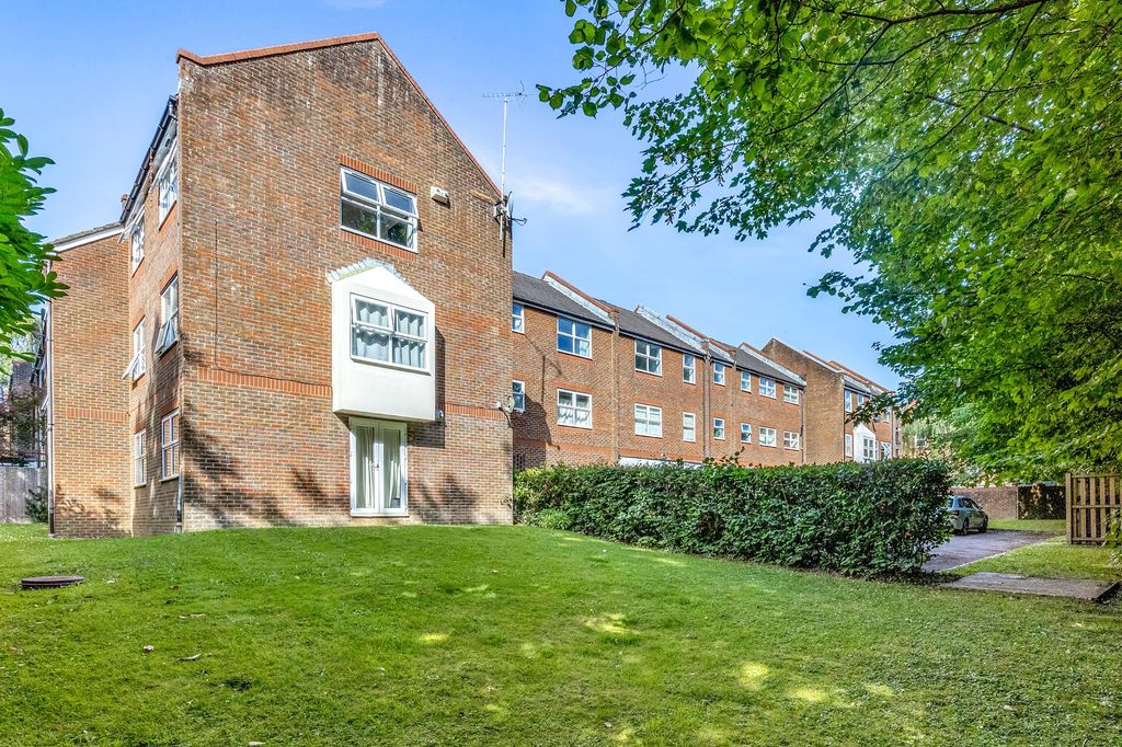 1 bed flat for saleManning Close, East Grinstead RH19