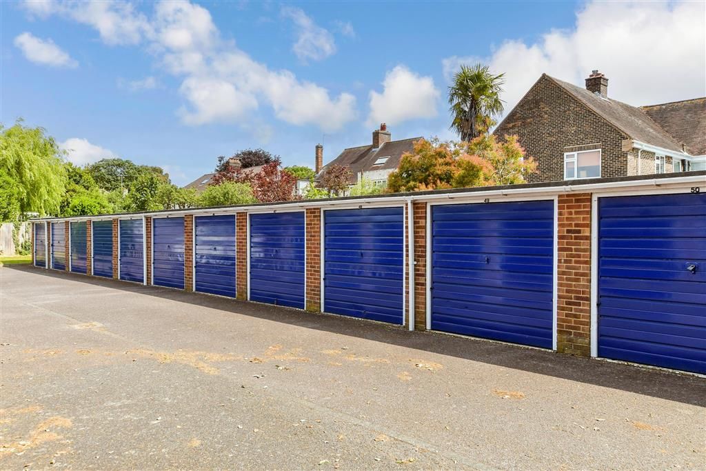 Property photo 3 of 14 Garage