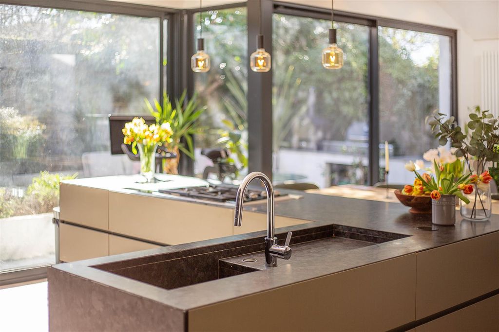 Property photo 3 of 25 33-Linden-Close-0039 Copy.Jpg