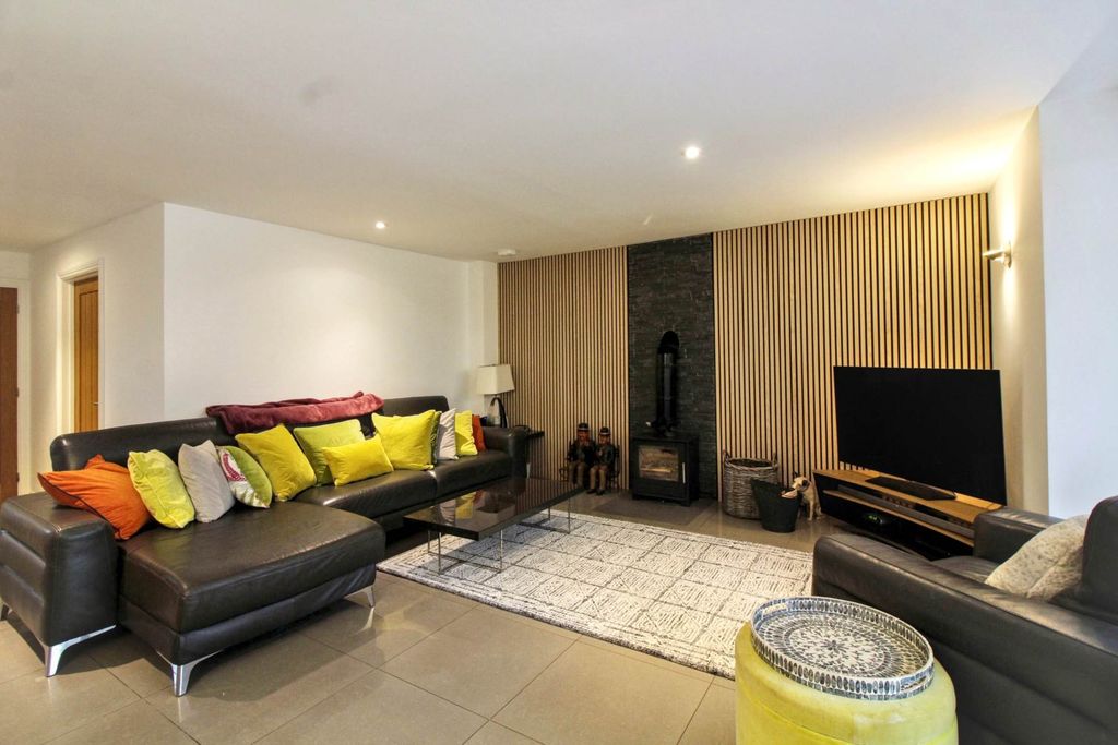 Property photo 3 of 26