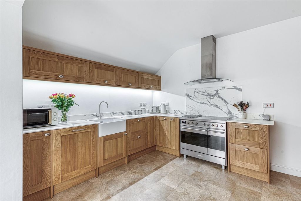 Property photo 2 of 35