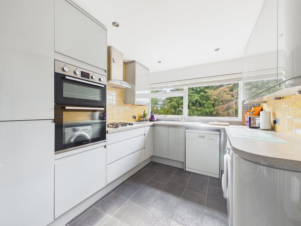 Property photo 3 of 17 Kitchen