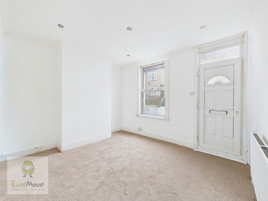 Property photo 3 of 11 Living Room