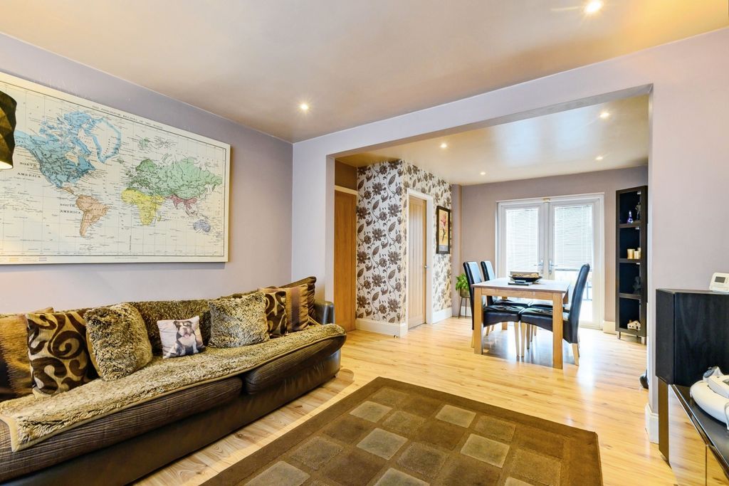 Property photo 3 of 17 Lounge