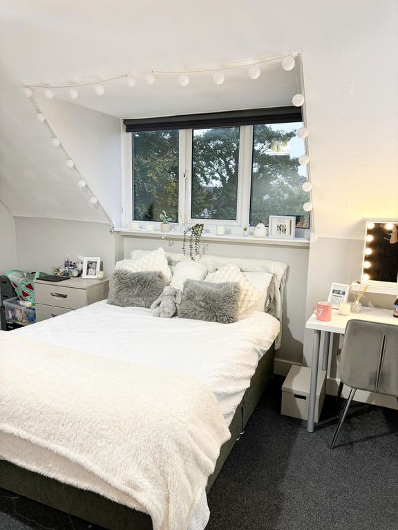 Property photo 1 of 19 Bright And Spacious Master Bedroom Featuring A Com...