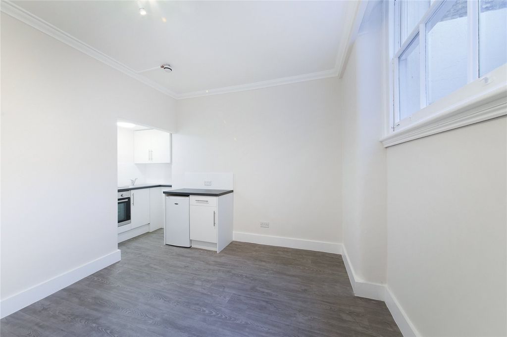 Property photo 3 of 7 Studio Room