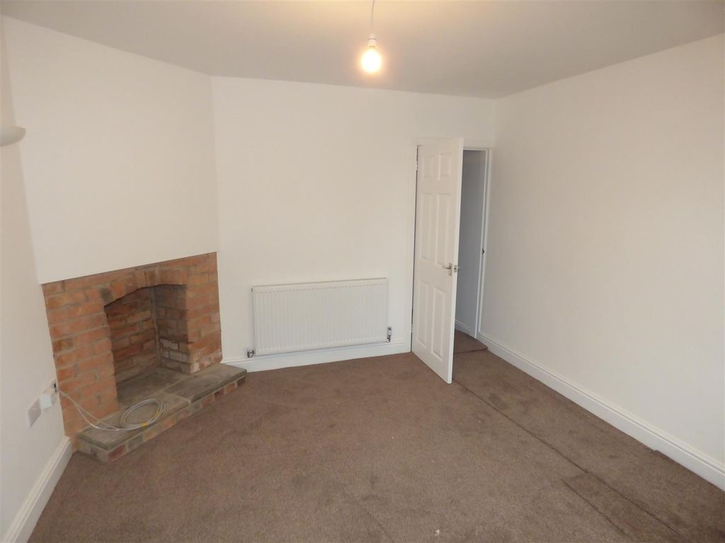 Property photo 2 of 9 38 Oakland Ave Lounge.Jpg