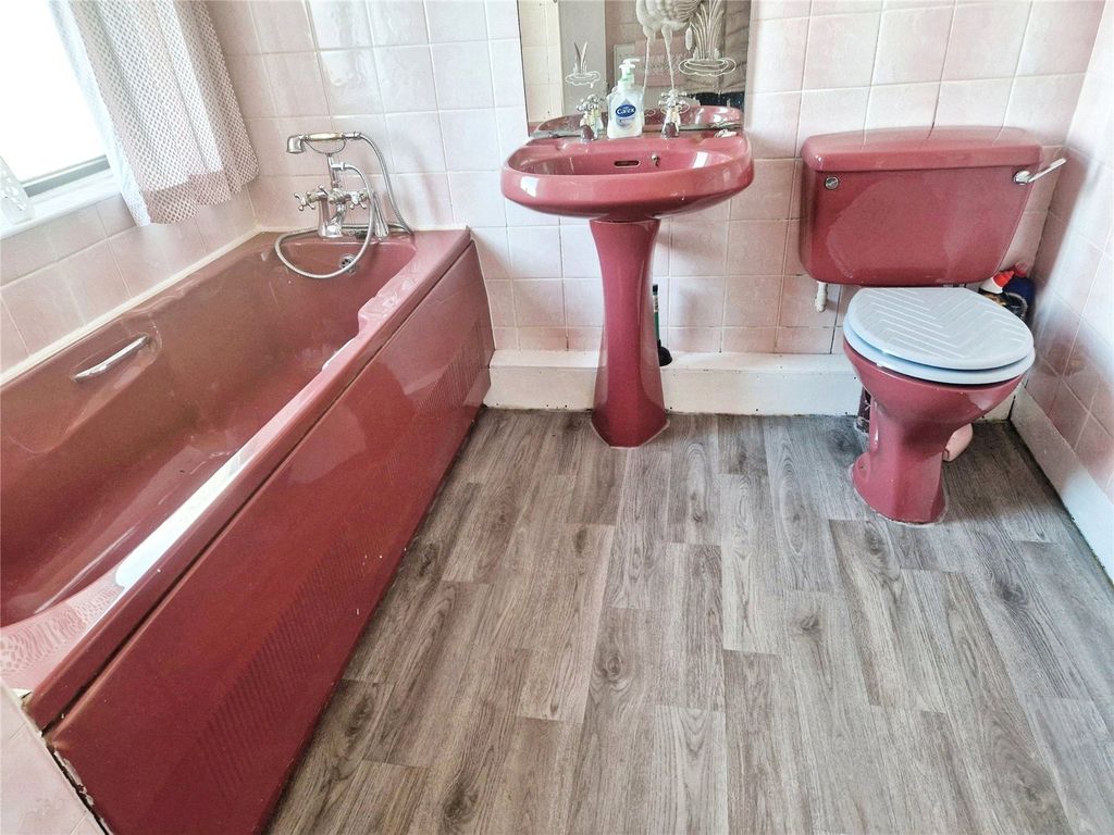 Property photo 3 of 9 Bathroom