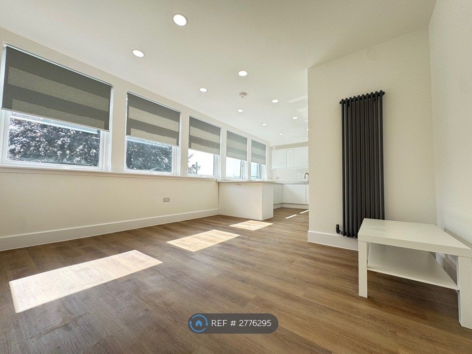Property photo 2 of 7 Flat 18