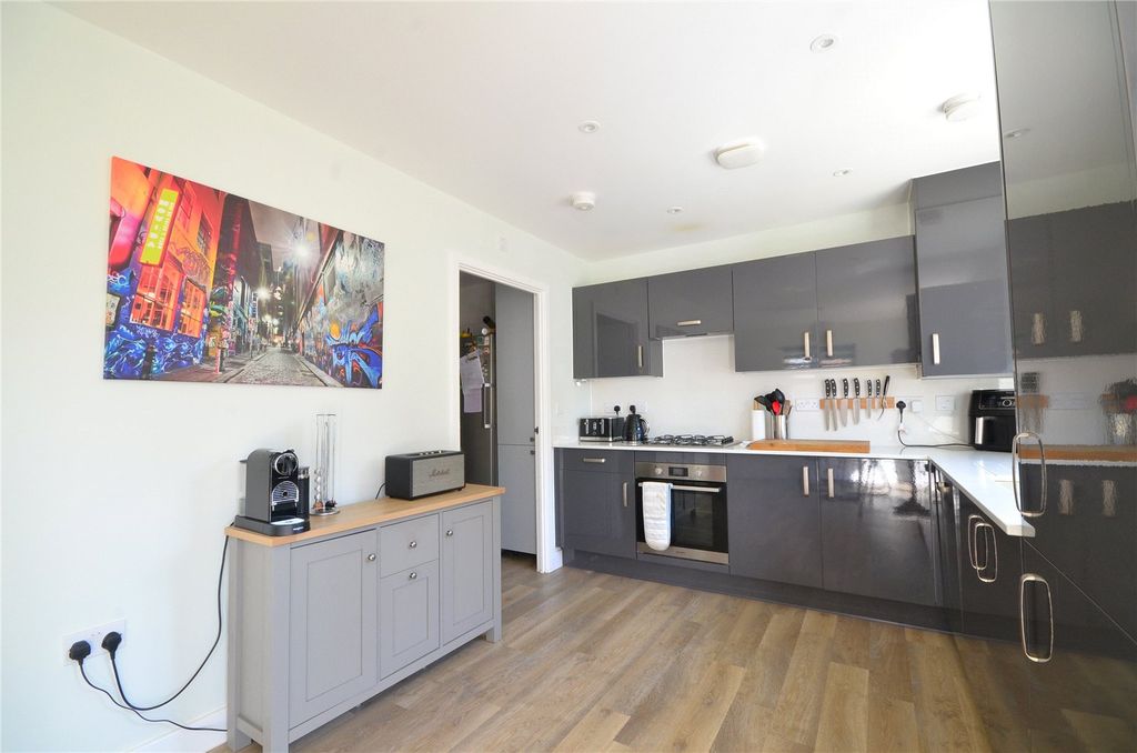Property photo 3 of 10 Kitchen