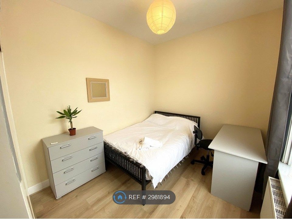 Property photo 1 of 8 Premium Room With Fitted Wardrobes Reduced To £595