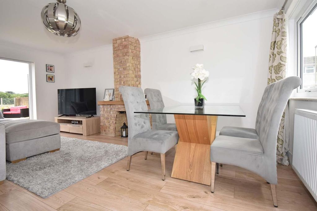 Property photo 3 of 17 Dining Area