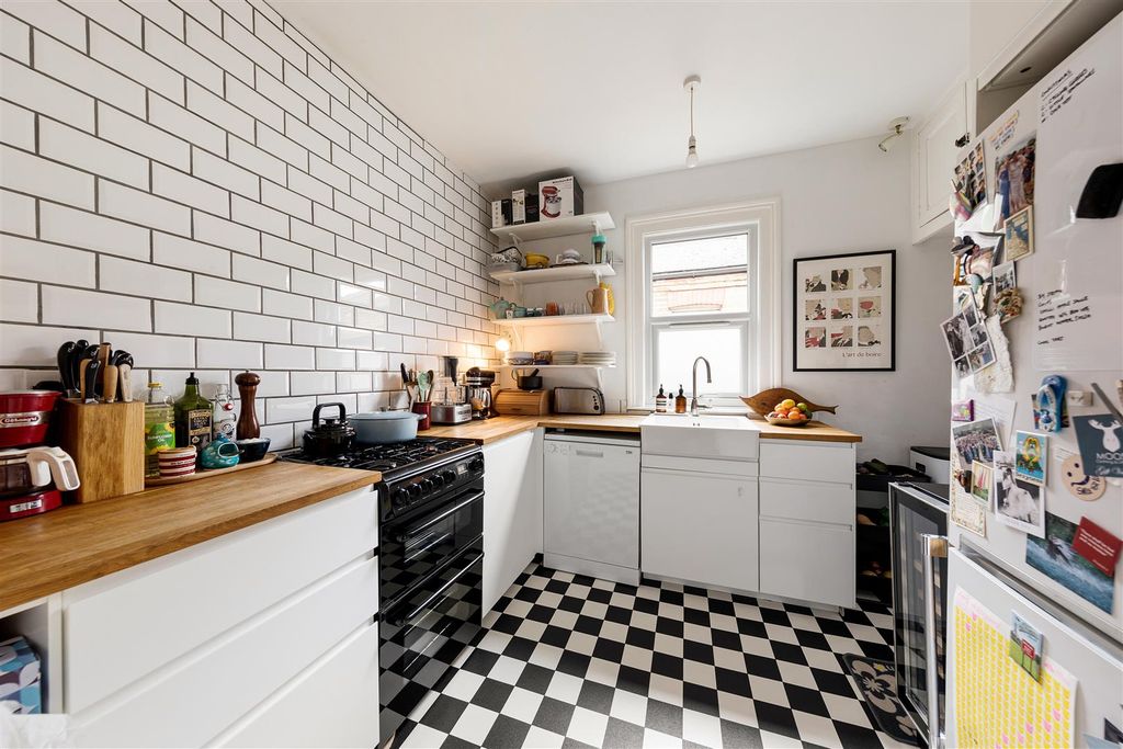 Property photo 3 of 29 Chingford Road, E17