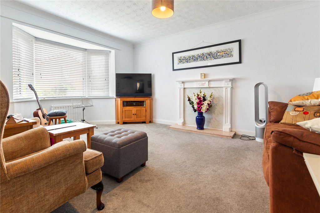 Property photo 3 of 19 Lounge