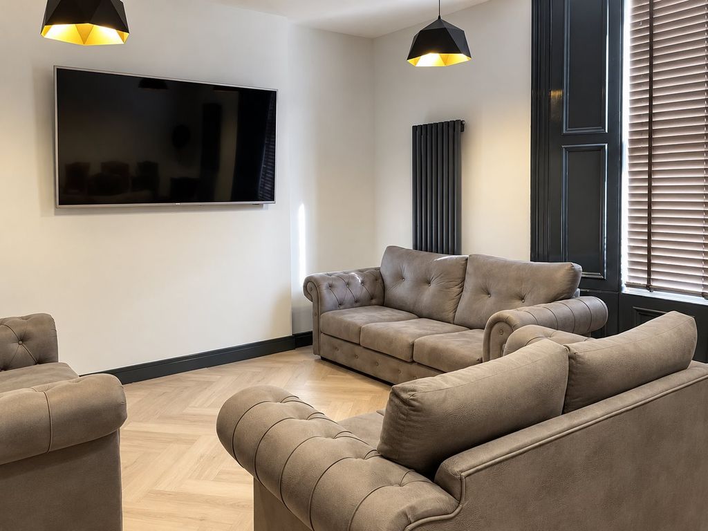 Property photo 1 of 15 Living Room