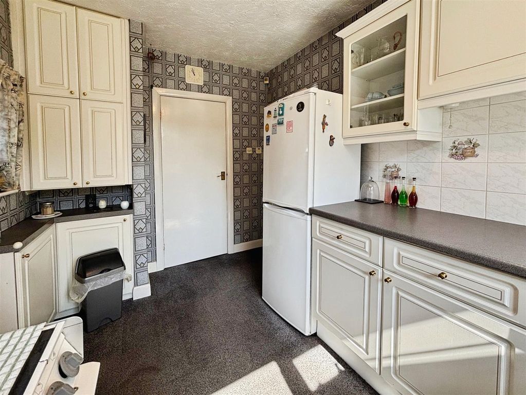 Property photo 3 of 20 Kitchen