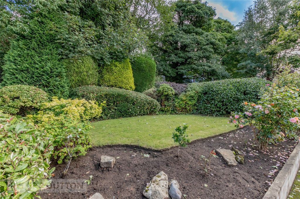 Property photo 3 of 17 Front Garden