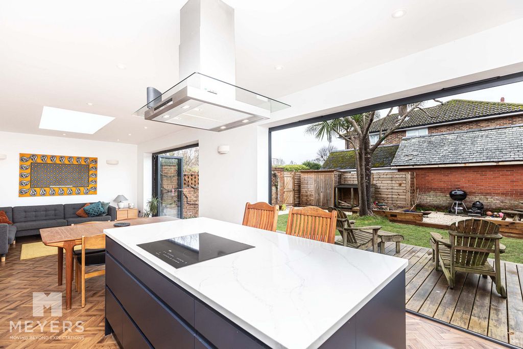 Property photo 2 of 30