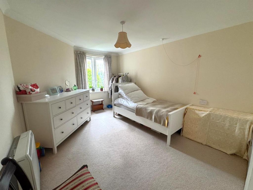 Property photo 2 of 7 Bedroom.Jpg