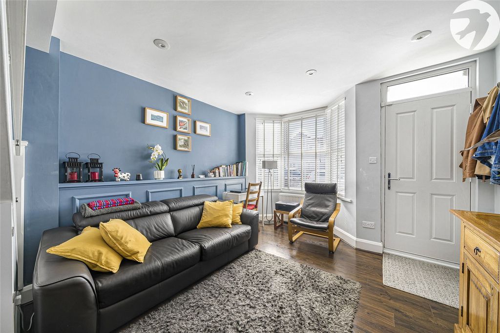 Property photo 3 of 28 Lounge