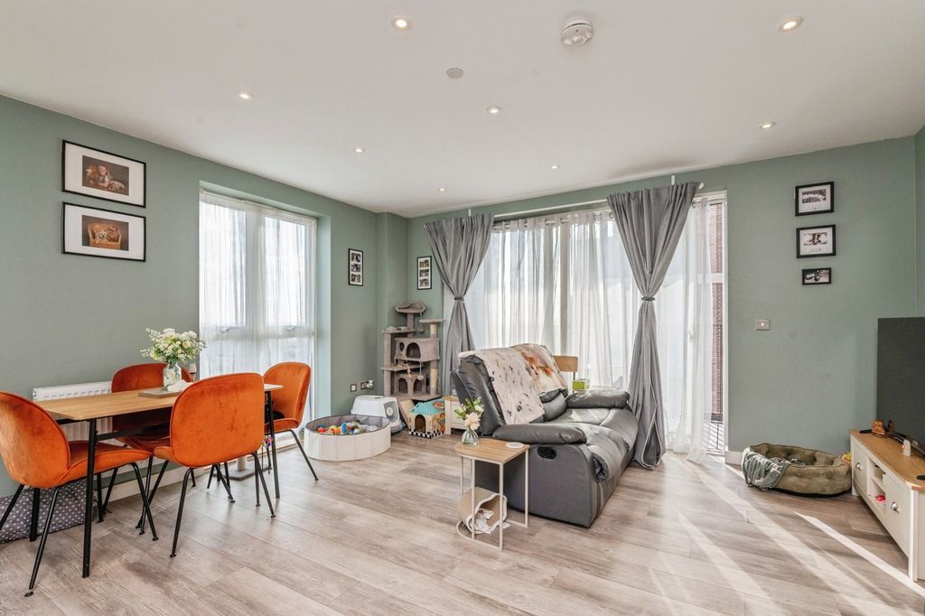 Property photo 3 of 19 Pbox-Img.Jpg