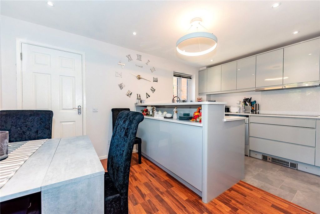 Property photo 2 of 15 Picture No. 21