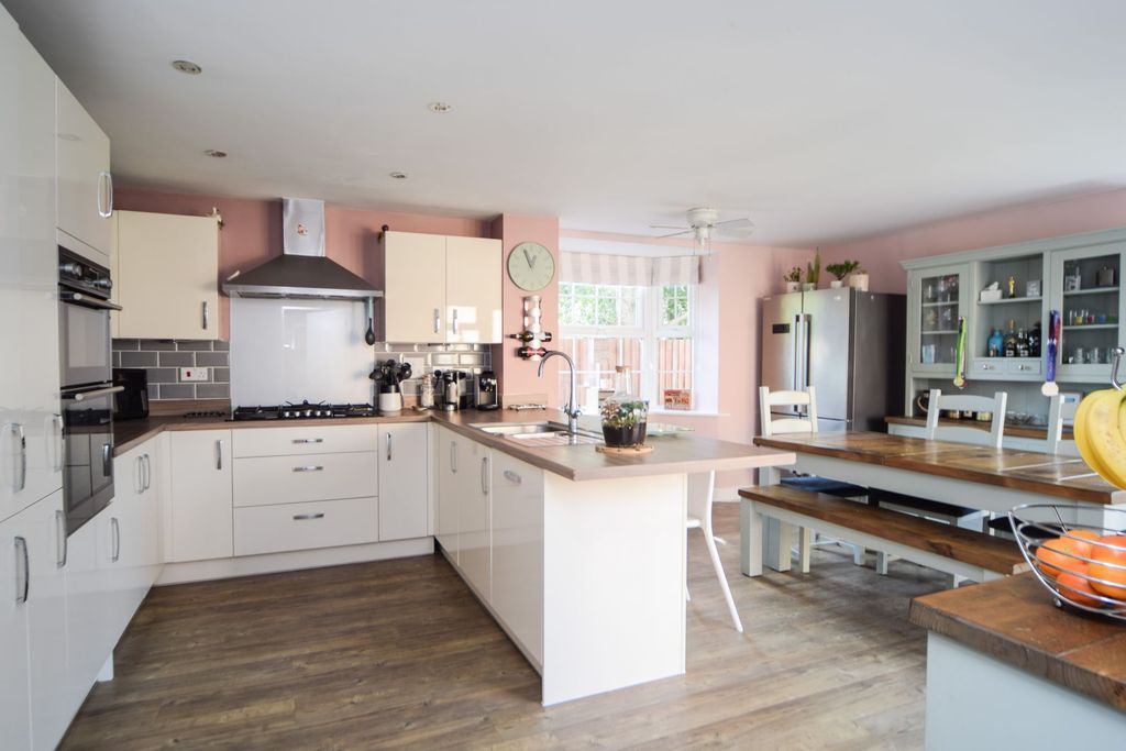 Property photo 2 of 20