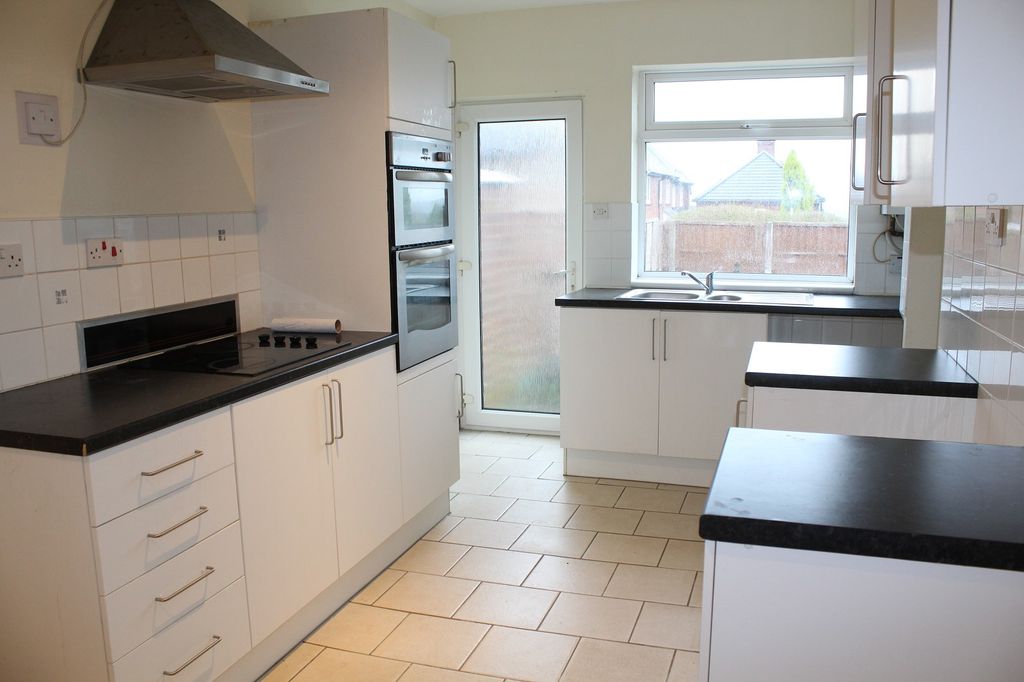 Property photo 2 of 10 Fitted Kitchen
