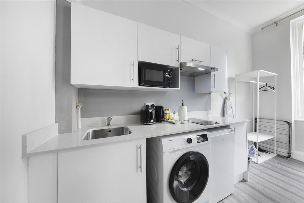 Property photo 3 of 10 Modern Fitted Kitchen