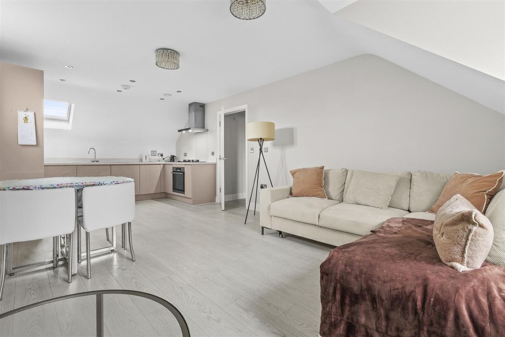 Property photo 1 of 9 14 Queens Court, Amersham Road, Hp15 7Hn-5.Jpg