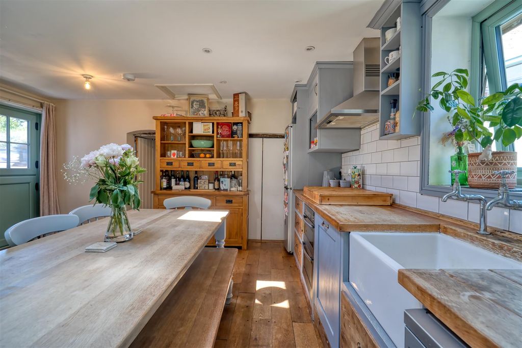 Property photo 2 of 11 Kitchen