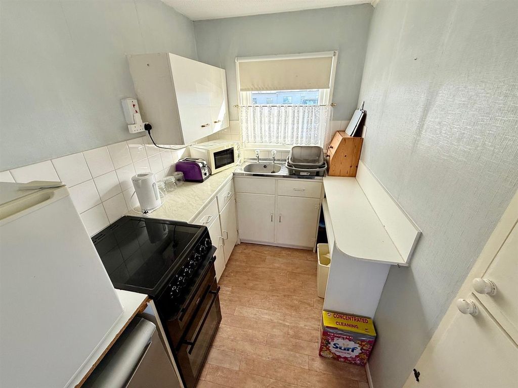 Property photo 2 of 8 Kitchenette