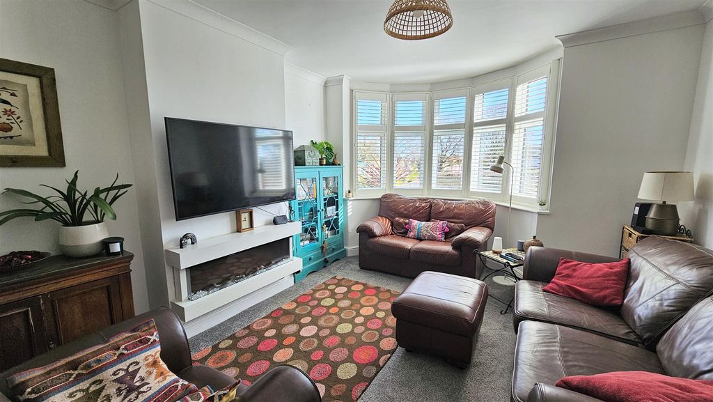 Property photo 3 of 19 Lounge