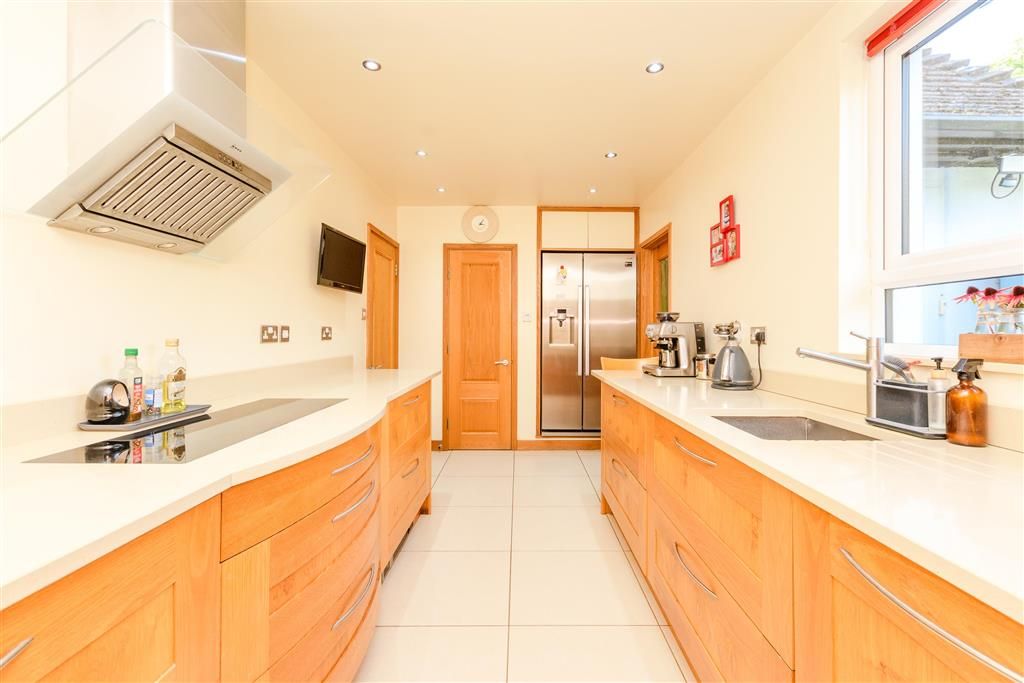Property photo 3 of 19 Kitchen