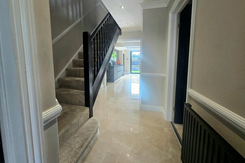 Property photo 2 of 17 Entrance Hall