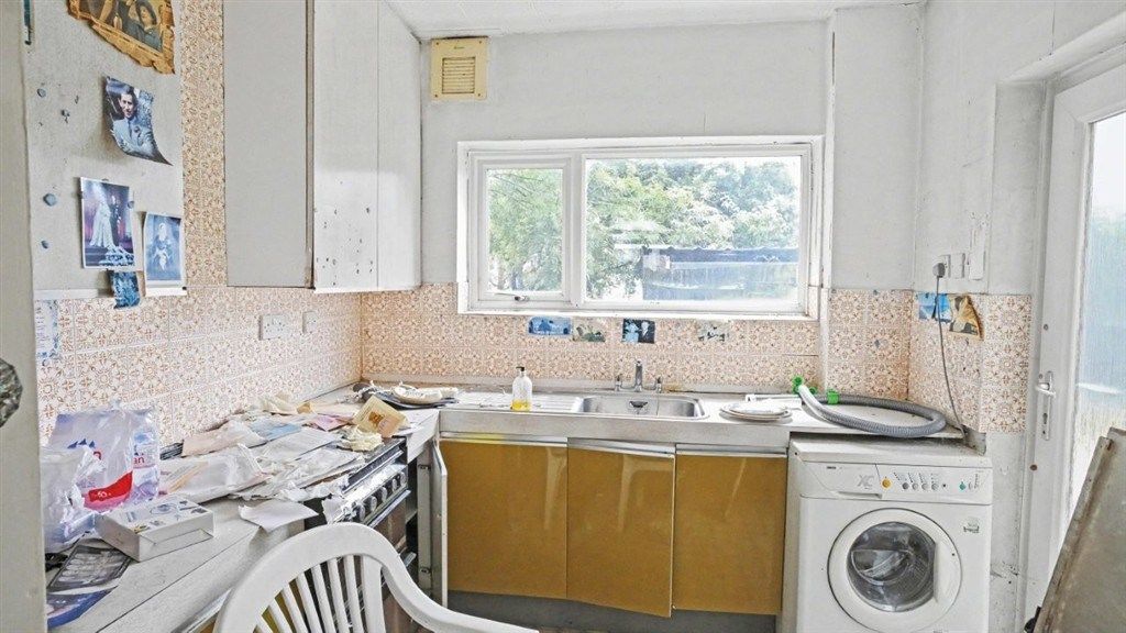 Property photo 2 of 9 16 Glendale Gardens, Wembley, Ha9 8Ps