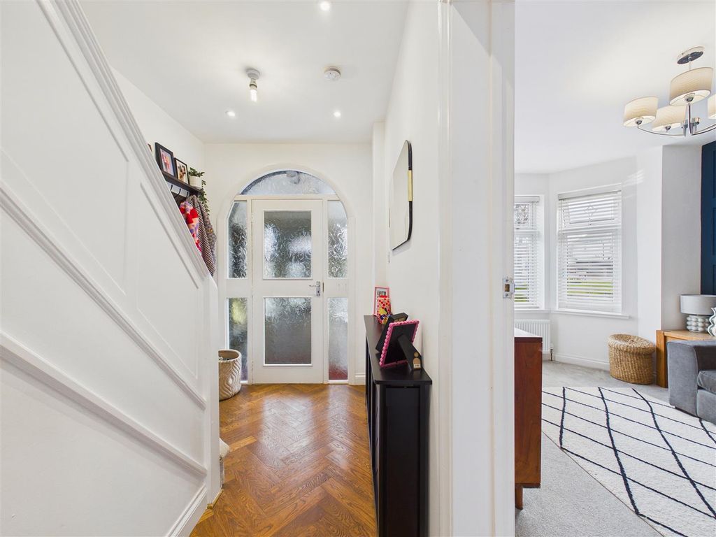 Property photo 2 of 18 Entrance Hallway