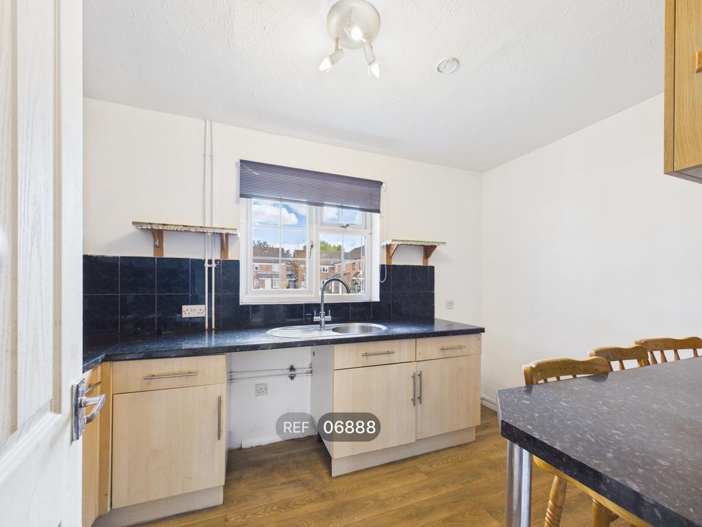 Property photo 2 of 11 Kitchen