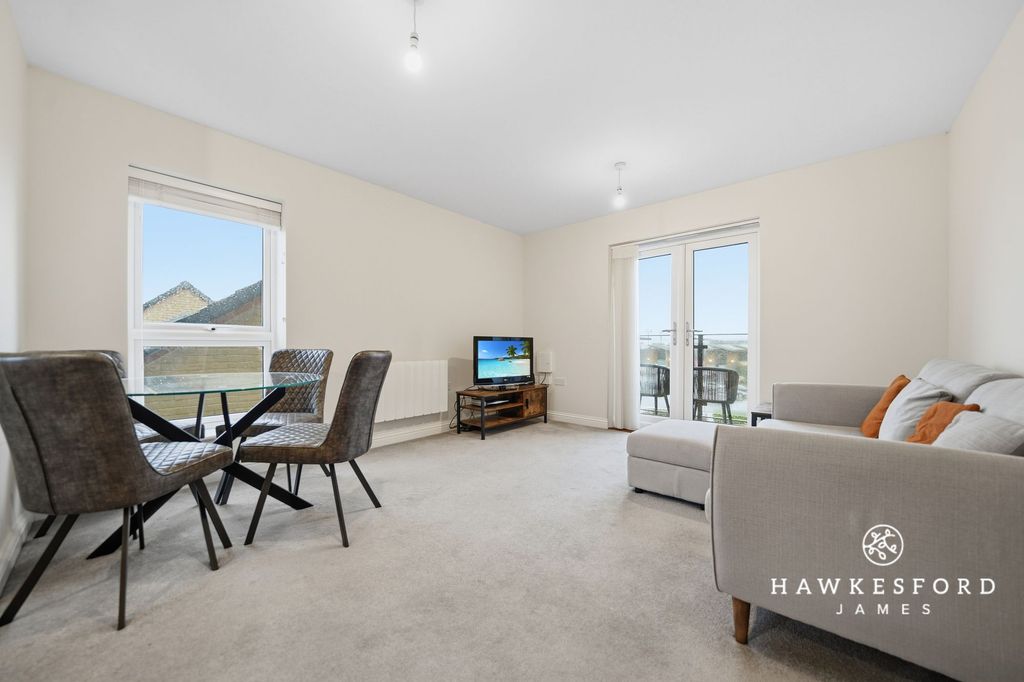 Property photo 2 of 10 Jubilee Street, Sittingbourne - Lounge/Diner